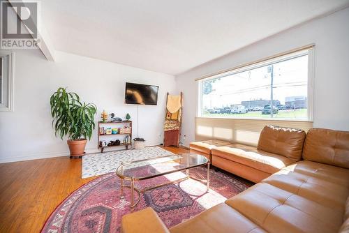 195 Bell Street, Pembroke, ON - Indoor Photo Showing Living Room