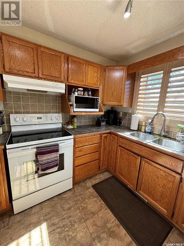 426 5Th Street S, Martensville, SK - Indoor Photo Showing Kitchen With Double Sink