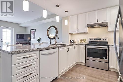 315 - 21 Brookhouse Drive, Clarington (Newcastle), ON - Indoor Photo Showing Kitchen With Upgraded Kitchen