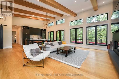 10002 Huron Drive, Lambton Shores (Grand Bend), ON - Indoor Photo Showing Living Room