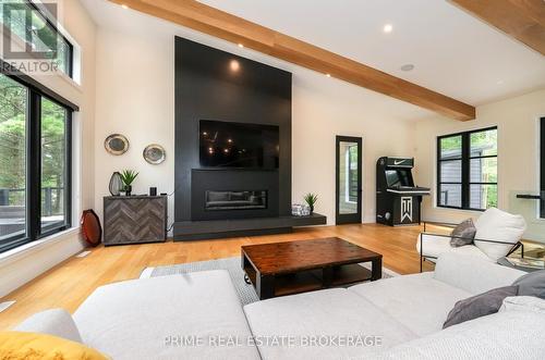 10002 Huron Drive, Lambton Shores (Grand Bend), ON - Indoor Photo Showing Living Room