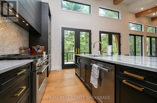 10002 Huron Drive, Lambton Shores (Grand Bend), ON - Indoor Photo Showing Kitchen With Upgraded Kitchen