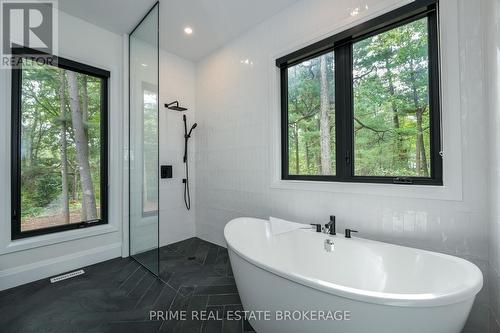 10002 Huron Drive, Lambton Shores (Grand Bend), ON - Indoor Photo Showing Bathroom