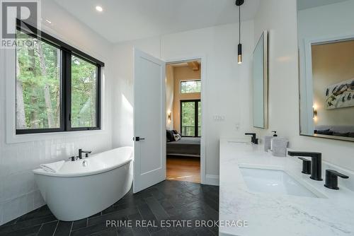 10002 Huron Drive, Lambton Shores (Grand Bend), ON - Indoor Photo Showing Bathroom