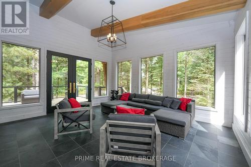 10002 Huron Drive, Lambton Shores (Grand Bend), ON - Indoor Photo Showing Living Room