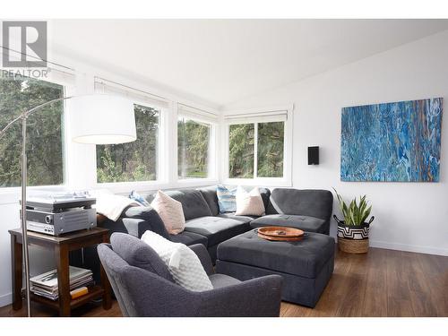 248 Terrace Drive, Kelowna, BC - Indoor Photo Showing Living Room