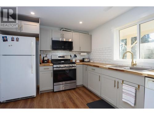 248 Terrace Drive, Kelowna, BC - Indoor Photo Showing Kitchen