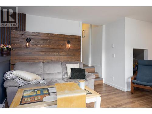 248 Terrace Drive, Kelowna, BC - Indoor Photo Showing Living Room