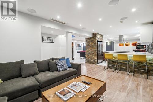 82 Queenston Crescent, Vaughan, ON - Indoor Photo Showing Living Room