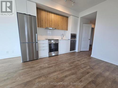 902A - 30 Upper Mall Way, Vaughan, ON - Indoor Photo Showing Kitchen