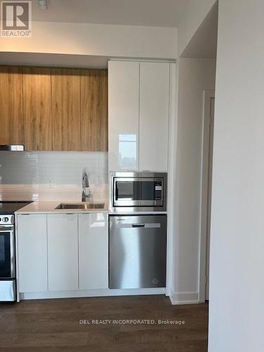 902A - 30 Upper Mall Way, Vaughan, ON - Indoor Photo Showing Kitchen