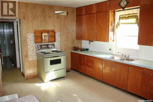 301 Washington Avenue, Hanley, SK - Indoor Photo Showing Kitchen With Double Sink