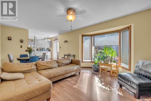 901 Connaught Avenue, Limerick, SK - Indoor Photo Showing Living Room