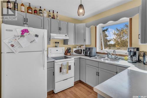 901 Connaught Avenue, Limerick, SK - Indoor Photo Showing Kitchen With Double Sink