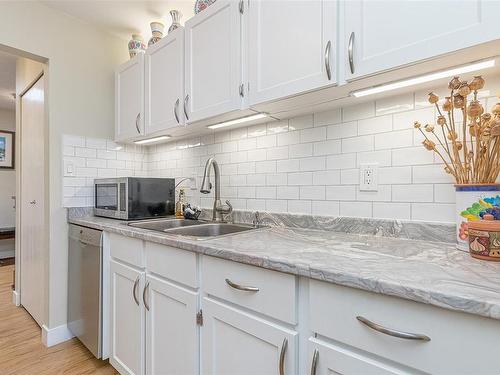 303-363 Morison Ave, Parksville, BC - Indoor Photo Showing Kitchen With Double Sink