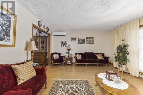 100 Pleasant Dr, Sault Ste. Marie, ON - Indoor Photo Showing Living Room