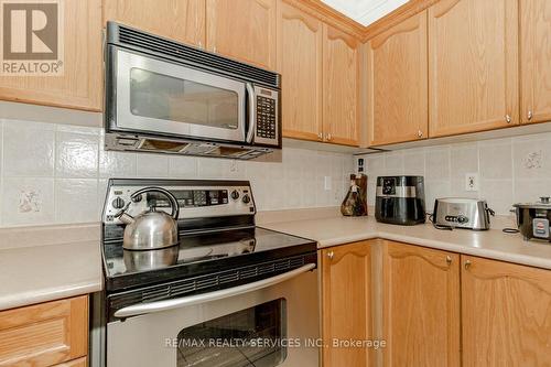 32 Pennyroyal Crescent, Brampton, ON - Indoor Photo Showing Kitchen