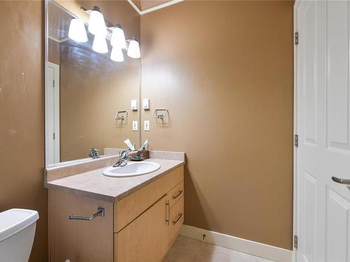 621-623 Treanor Ave, Langford, BC - Indoor Photo Showing Bathroom