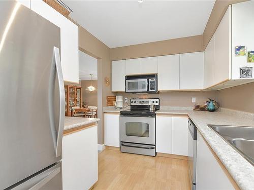 4199-2600 Ferguson Rd, Central Saanich, BC - Indoor Photo Showing Kitchen With Double Sink