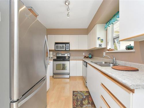 4199-2600 Ferguson Rd, Central Saanich, BC - Indoor Photo Showing Kitchen With Double Sink