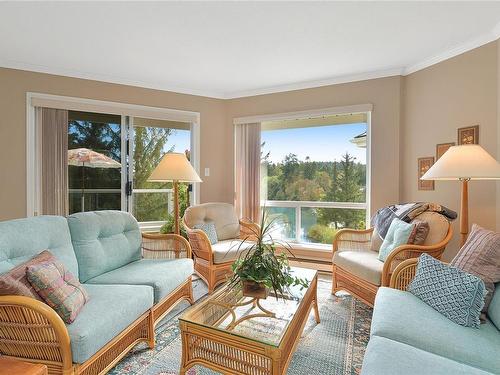 4199-2600 Ferguson Rd, Central Saanich, BC - Indoor Photo Showing Living Room