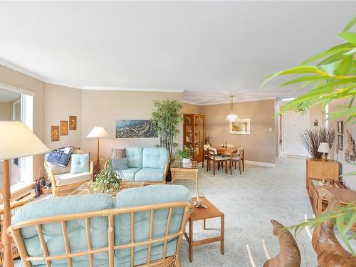 4199-2600 Ferguson Rd, Central Saanich, BC - Indoor Photo Showing Living Room