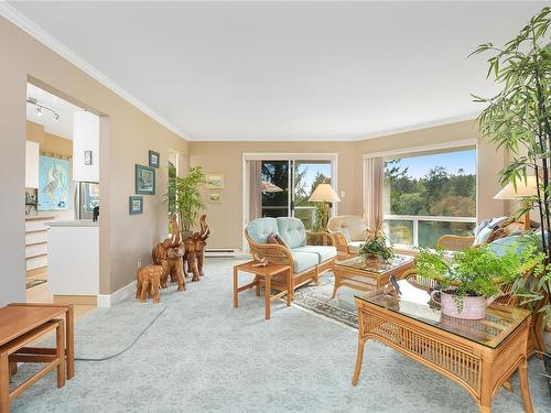 4199-2600 Ferguson Rd, Central Saanich, BC - Indoor Photo Showing Living Room