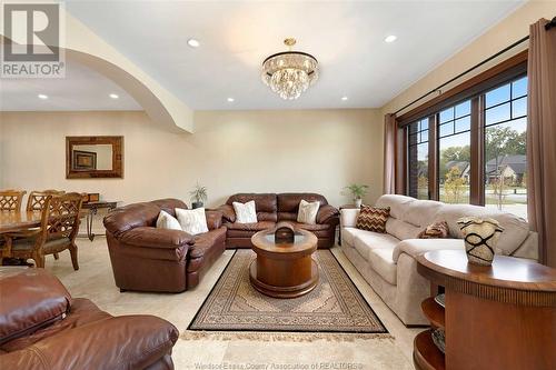 3740 Donato Drive, Lasalle, ON - Indoor Photo Showing Living Room