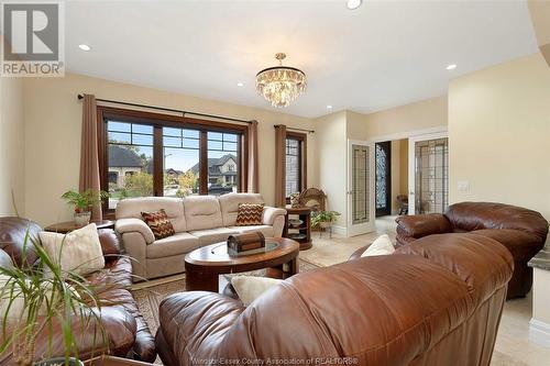 3740 Donato Drive, Lasalle, ON - Indoor Photo Showing Living Room