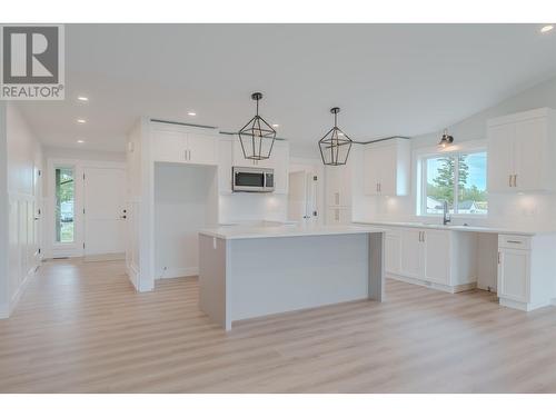 333 Sandhill Crescent, 100 Mile House, BC - Indoor Photo Showing Kitchen