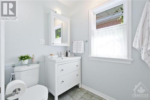 130 Kenilworth Street, Ottawa, ON - Indoor Photo Showing Bathroom