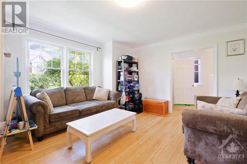 130 Kenilworth Street, Ottawa, ON - Indoor Photo Showing Living Room