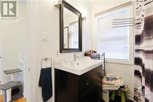 130 Kenilworth Street, Ottawa, ON - Indoor Photo Showing Bathroom