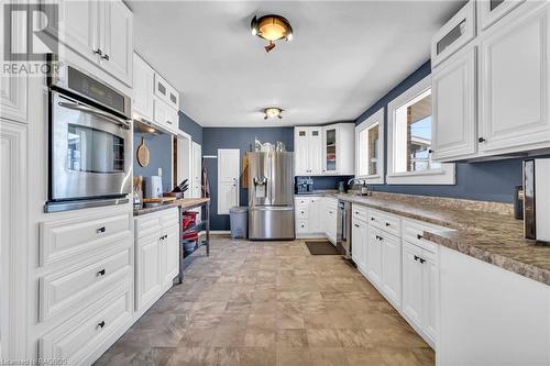 Large kitchen for plenty of cooking and gatherings! - 215588 Concession 4, Chatsworth (Twp), ON - Indoor Photo Showing Kitchen