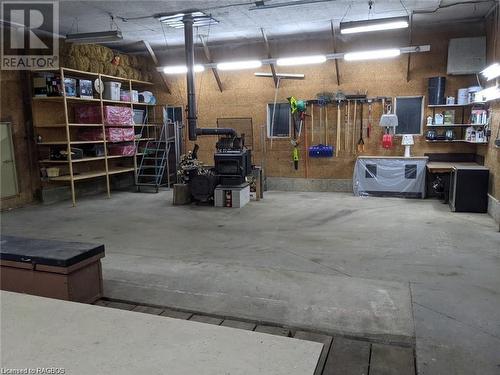 Perfect for the handyman - 215588 Concession 4, Chatsworth (Twp), ON - Indoor Photo Showing Garage