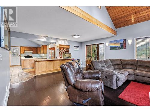 1021 Regina Street, Creston, BC - Indoor Photo Showing Living Room