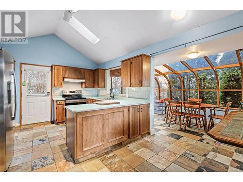 1021 Regina Street, Creston, BC - Indoor Photo Showing Kitchen