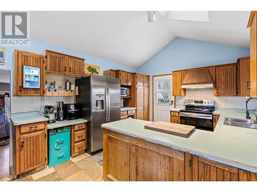 1021 Regina Street, Creston, BC - Indoor Photo Showing Kitchen With Double Sink