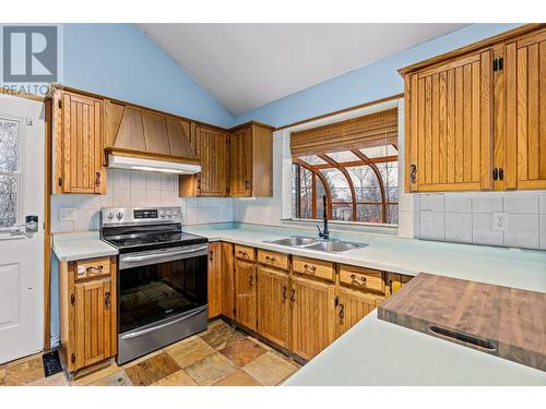 1021 Regina Street, Creston, BC - Indoor Photo Showing Kitchen With Double Sink