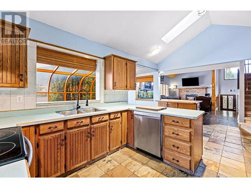 1021 Regina Street, Creston, BC - Indoor Photo Showing Kitchen With Double Sink