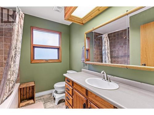 1021 Regina Street, Creston, BC - Indoor Photo Showing Bathroom