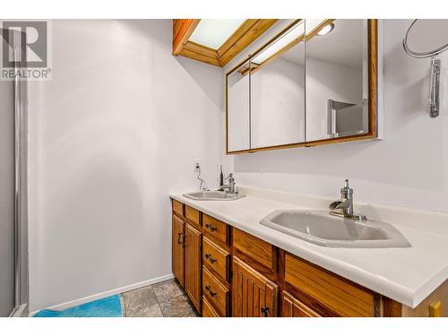 1021 Regina Street, Creston, BC - Indoor Photo Showing Bathroom