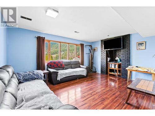 1021 Regina Street, Creston, BC - Indoor Photo Showing Living Room