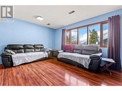 1021 Regina Street, Creston, BC - Indoor Photo Showing Living Room