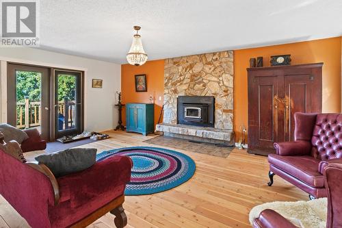 312 4Th  N Avenue, Creston, BC - Indoor Photo Showing Living Room With Fireplace