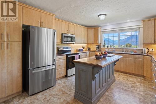 312 4Th  N Avenue, Creston, BC - Indoor Photo Showing Kitchen With Double Sink