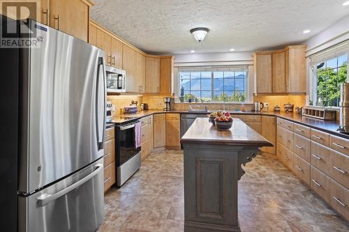 312 4Th  N Avenue, Creston, BC - Indoor Photo Showing Kitchen