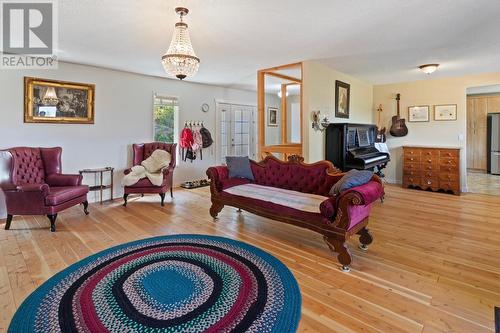 312 4Th  N Avenue, Creston, BC - Indoor Photo Showing Living Room