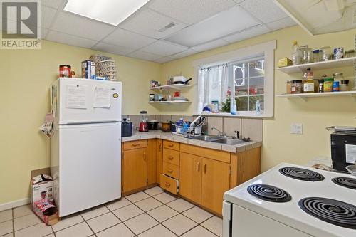 312 4Th  N Avenue, Creston, BC - Indoor Photo Showing Kitchen With Double Sink