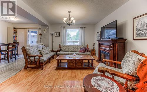 732 Grand Banks Drive, Waterloo, ON - Indoor Photo Showing Living Room